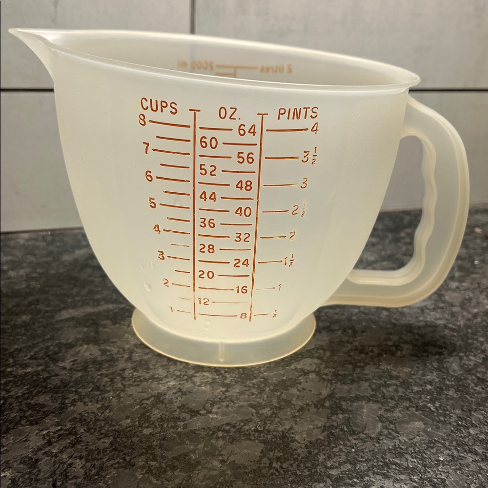 8 cup Mix N Store vintage measuring cup by Tupperware. Excellent condition